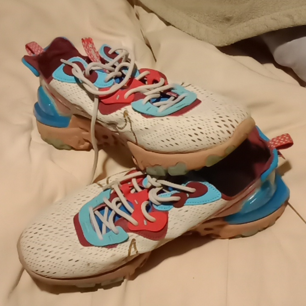 Tennis shoes
